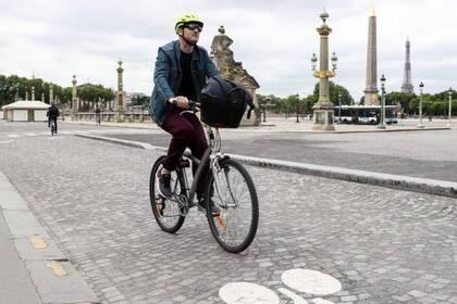 Un ciclista pasea por la plaza de la Concordia en París, el 4 de mayo, cuando se cumplen 45 días de cuarentena estricta en Francia.