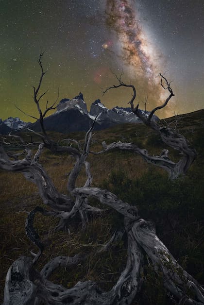“Un cielo lleno de estrellas en la Patagonia”, del alemán Burak Esenbey; "Capturar esta imagen cumplió dos de mis mayores objetivos: tomar mi primera imagen de la Vía Láctea en el hemisferio sur y tomar esa imagen en la Patagonia"
