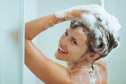 Un científico que dejó de bañarse hace cinco años investiga cuáles son las consecuencias de ese hábito en la piel y asegura que no provoca mal olor