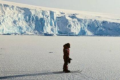 Un científico sobre el hielo de la Antártida