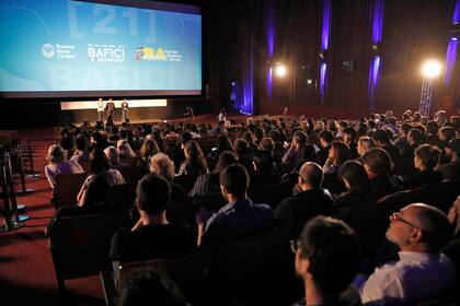 Un cine repleto de gente que disfrutó de la inauguración