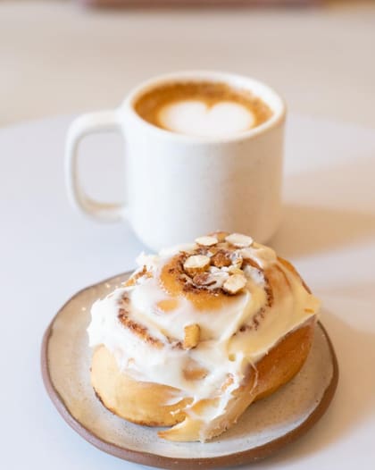 Un cinnamon roll y un café de especialidad, ¿hay mejor combinación?