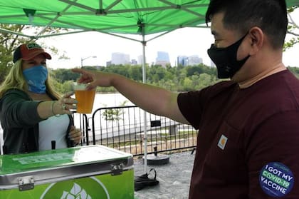 Un ciudadano de Washington recibe una cerveza como recompensa por haberse vacunado contra el Covid-19