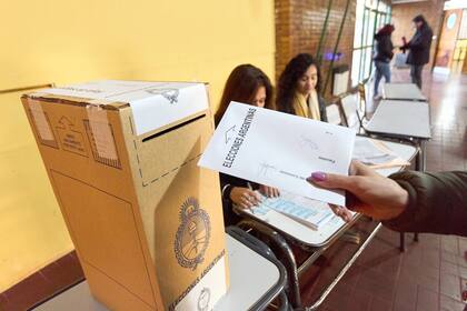 Un ciudadano deposita su voto en la urna en las últimas PASO