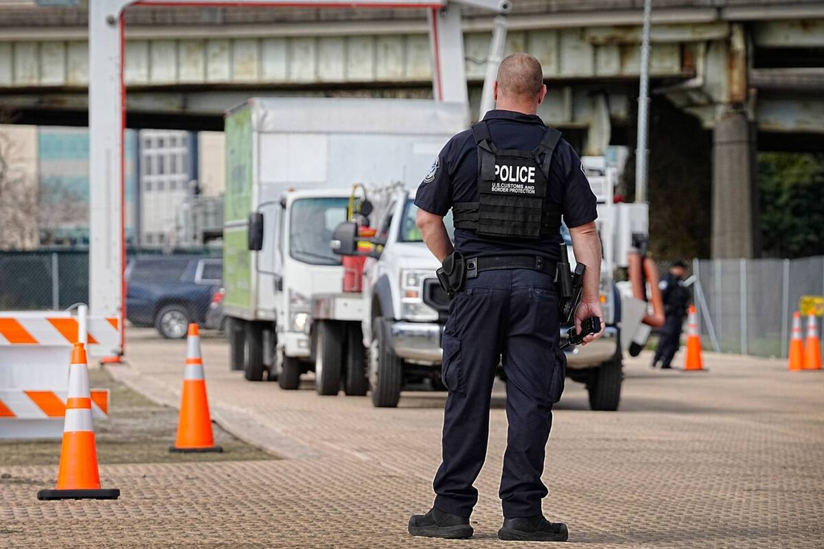 Un ciudadano ecuatoriano de 28 años fue arrestado en el puerto de entrada de Douglas, Arizona, tras intentar ingresar a Estados Unidos con documentos falsos