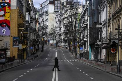 Un civil cruza una calle vacía en el centro de Kiev.