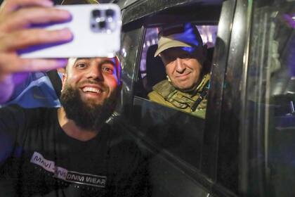 Un civil se hace una selfie con Prigozhin en una calle de Rostov del Don