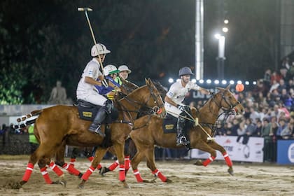 Un clásico de Facundo Pieres: llevar la esfera en el aire; lo no clásico del polo fue el escenario: la pista central de La Rural, en la que compartió con Camilo y Bartolomé (h.) Castagnola, entre otros, una exhibición por los 100 años de la Asociación Argentina de Polo.
