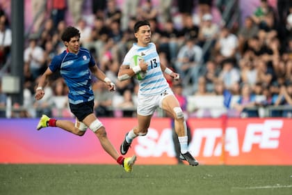 Un clásico de Marcos Moneta: escapada rumbo al try, en el momento de mayor euforia de la tarde, al comienzo del 50-0 sobre Paraguay.