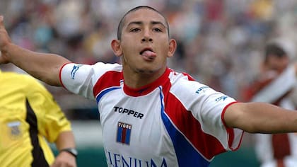 Un clásico del Chino, el festejo de gol sacando la lengua. Aquí, el día del gol a Platense.