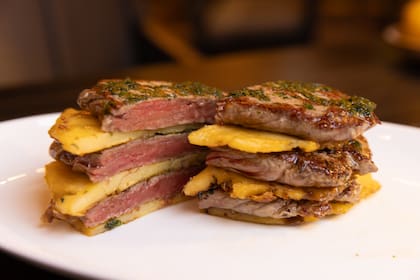 Un clásico del cocinero argentino: la torre que lleva carne y papa con chimichurri.