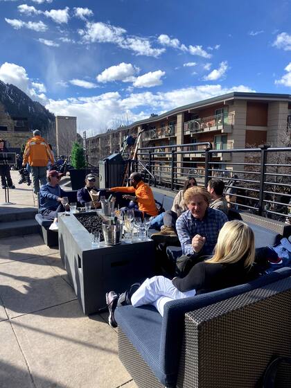 Un clásico: el after ski de Ajax Tavern, al lado de la Silver Queen Gondola.