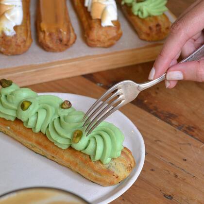 Un clásico francés, el eclair también puede reversionarse con pistacho.