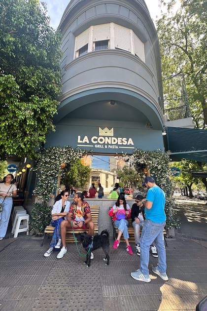 Un clásico, frente a la plaza