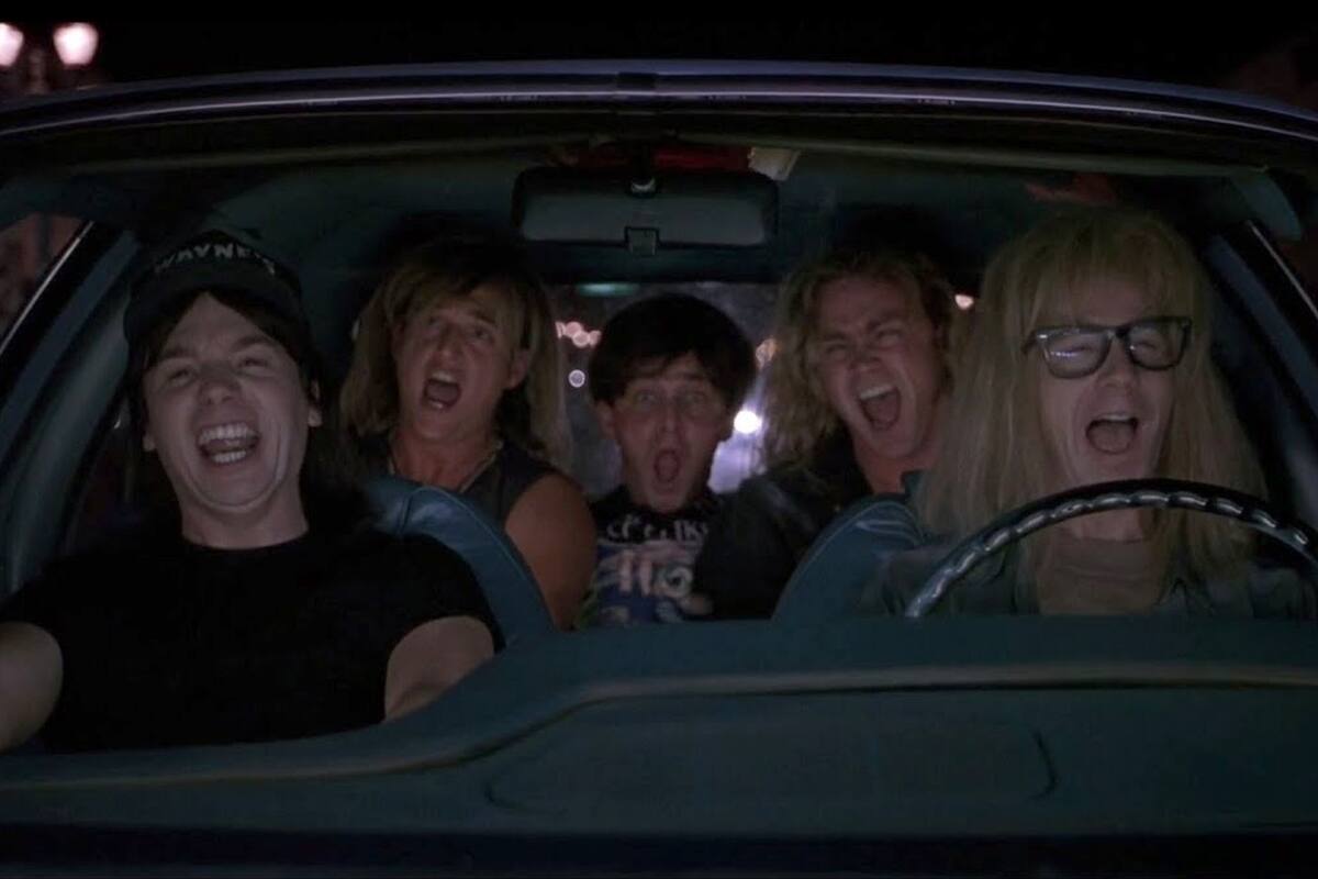 Un clásico: los protagonistas de Wayne's World cantando Rapsodia Bohemia en el auto