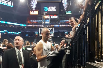 Un clásico: Manu, en contacto con los fanáticos