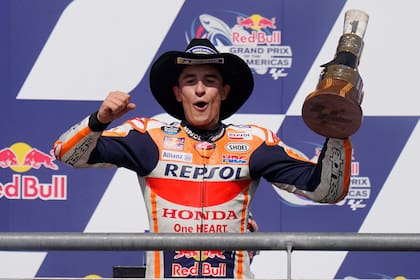 Un clásico: Marc Márquez, con el sombrero de cowboy; el español ganó otra vez el Grand Prix de Las Américas del MotoGP
