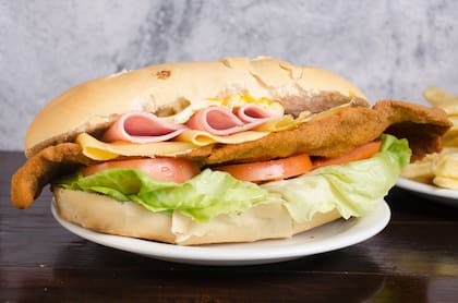 Un clásico sándwich de milanesa completo