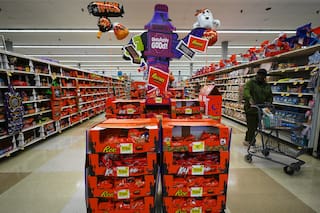 El alto costo de vida y los precios de la gasolina enfrían las ventas de dulces de Halloween en EEUU