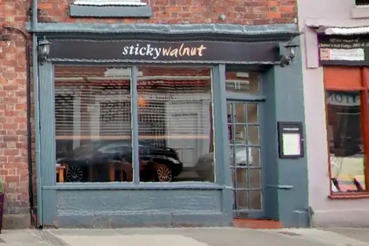 Un cliente dejó una mala reseña en el restaurant Sticky Walnut de Hoole y su dueño publicó un respuesta salvaje