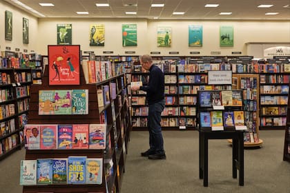 Un cliente en la renovada Barnes and Noble en Massachusetts