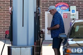 La gasolina en EE.UU. vuelve a promediar 4 dólares por galón tras ataques de EE.UU. e Irán