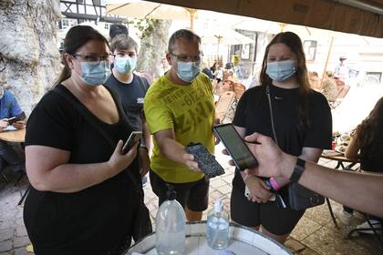 Un cliente muestra su pase antes de ingresar en un restaurante de Estrasburgo