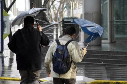 Un clima poco usual en Buenos Aires, llueve, graniza y sale sol, el mal clima promete durar todo el día