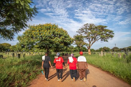 Un club de ejercicio en un cementerio de Zimbabue busca aventajar a la muerte un paso a la vez