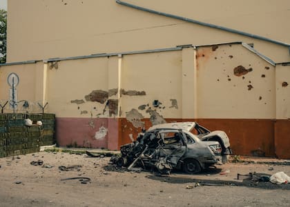 Un coche destruido en Shebekino, en la región de Belogrado, cerca de la frontera occidental rusa, el 8 de junio de 2023. En la región de Belgorod, los ataques transfronterizos ucranianos han llevado la guerra a casa y han provocado que decenas de miles de rusos huyan de sus hogares bombardeados.