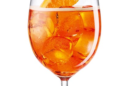 Un coctel con maracuyá, arándanos y espumante, creado por Federico Cuco.