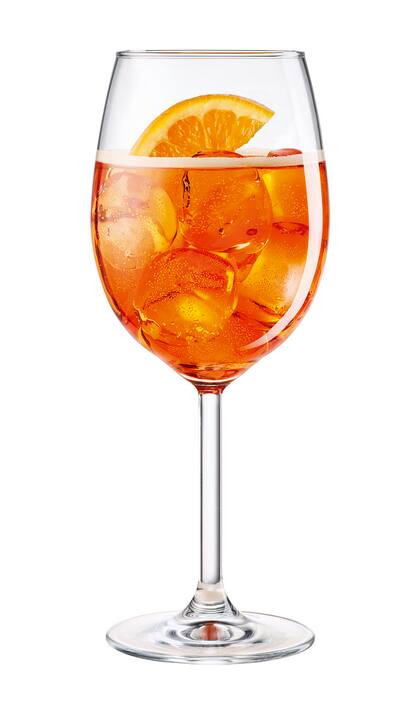 Un coctel con maracuyá, arándanos y espumante, creado por Federico Cuco.