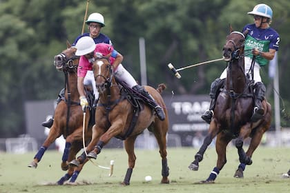Un cogote de Pablo Pieres, que tuvo una buena actuación y anotó 8 de los 14 tantos de UAE; lo apremian Barto Castagnola y Poroto Cambiaso.