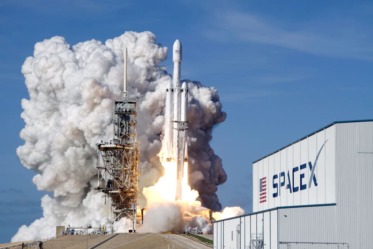 Un cohete de SpaceX despega desde el Centro Espacial Kennedy (Archivo)