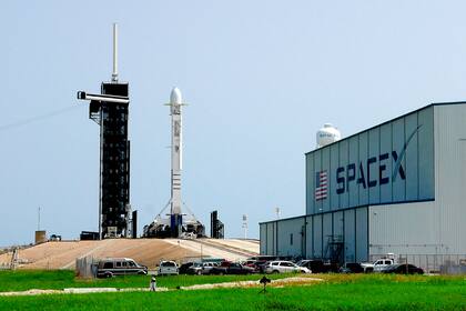 Un cohete de SpaceX, listo para su lanzamiento en la plataforma 39A del Centro Espacial Kennedy de Cabo Cañaveral, en Florida