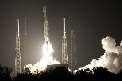 Un cohete Falcon 9 de SpaceX que transporta dos vehículos lunares, de Japón y Emiratos Árabes Unidos, sale del Complejo de Lanzamiento 40 en la base de la Fuerza Espacial en Cabo Cañaveral, Florida, el domingo 11 de diciembre de 2022. (AP Foto/John Raoux)