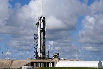 Un cohete Falcon 9 de SpaceX reposa en la plataforma 39A del Centro Espacial Kennedy, en Cabo Cañaveral, Florida, el miércoles 15 de septiembre de 2021. (AP Foto/Chris O'Meara)