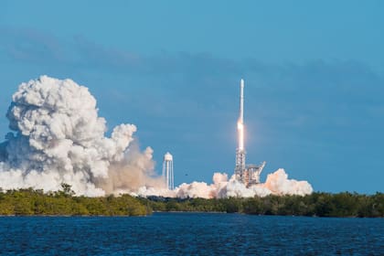 Un cohete Falcon Heavy de SpaceX despegando en 2018