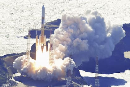 Un cohete HII-A despega de la plataforma de lanzamiento del Centro Espacial de Tanegashima en Kagoshima, al sur de Japón, el jueves 7 de septiembre de 2023. (Kyodo News vía AP)
