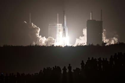 Un cohete Long March 5 que lleva la sonda lunar Chang e-5 de China se lanza desde el Centro Espacial Wenchang en la isla de Hainan, en el sur de China, el 24 de noviembre de 2020