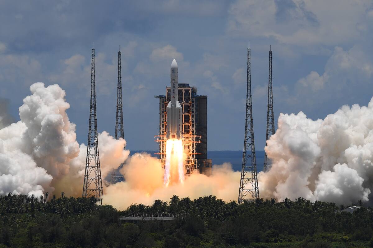 Un cohete Long March-5, que transporta un orbitador, un módulo de aterrizaje y un rover como parte de la misión Tianwen-1 a Marte, despega del Centro de Lanzamiento Espacial Wenchang en la provincia china de Hainan el 23 de julio de 2020