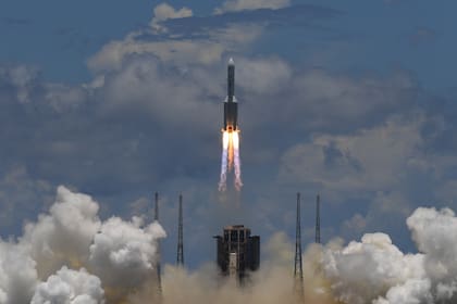 Un cohete Long March-5, que transporta un orbitador, un módulo de aterrizaje y un rover como parte de la misión Tianwen-1 a Marte, despega del Centro de Lanzamiento Espacial Wenchang en la provincia china de Hainan el 23 de julio de 2020