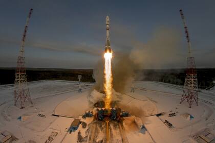 Un cohete ruso Soyuz 2.1b que transporta el satélite Meteor M y otros 18 satélites pequeños despega desde la plataforma de lanzamiento en el nuevo cosmódromo de Vostochny, fuera de la ciudad de Tsiolkovsky, Rusia, el martes 28 de noviembre de 2017.
