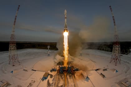 Un cohete ruso Soyuz 2.1b que transporta el satélite Meteor M y otros 18 satélites pequeños despega desde la plataforma de lanzamiento en el nuevo cosmódromo de Vostochny, fuera de la ciudad de Tsiolkovsky, Rusia, el martes 28 de noviembre de 2017.
