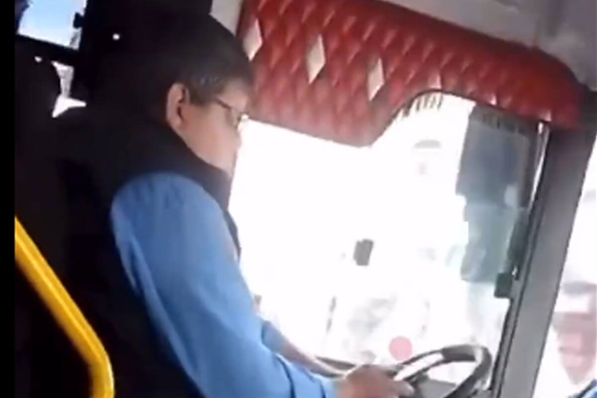 Un colectivero de la línea 150 manejaba por la zona de Congreso mientras miraba el celular y atropelló a un ciclista