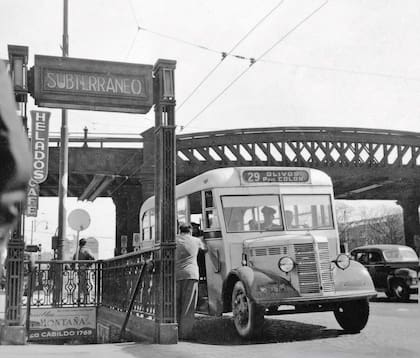 Un colectivo 29 se detiene en Puente Pacífico. 1951