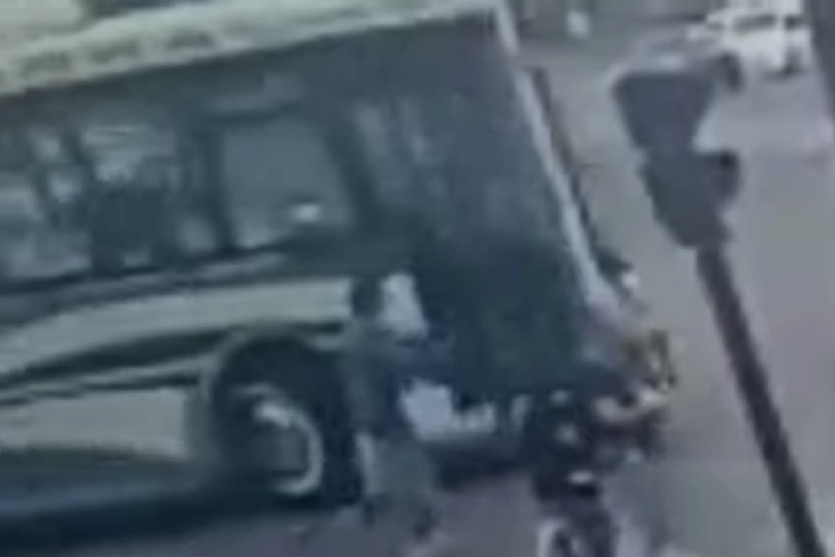 Un colectivo atropelló a un hombre que intentaba cruzar la calle en avenida Patricios y Pilcomayo, La Boca