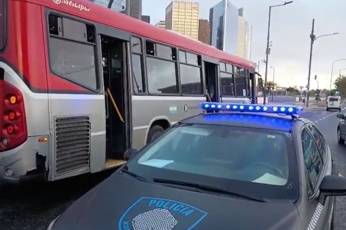 Un colectivo atropelló a un motociclista en Puerto Madero.