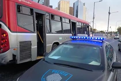 Un colectivo atropelló a un motociclista en Puerto Madero.