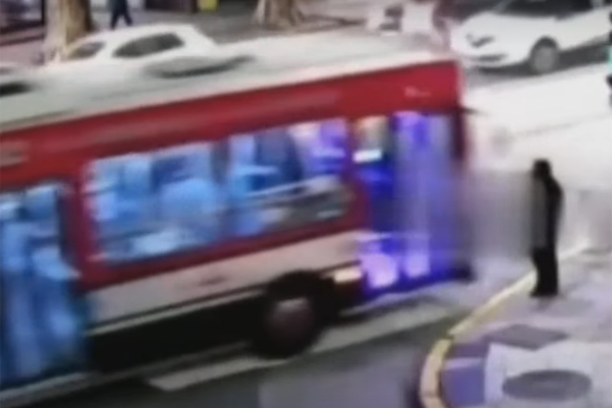 Un colectivo atropelló a una mujer y chocó contra un semáforo en avenida Santa Fe y Ecuador
